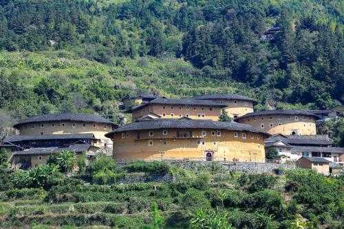 廈門南普陀、鼓浪嶼、華安土樓、集美學(xué)村、鷺江夜游、曾厝垵、環(huán)島路  ——超值六日游